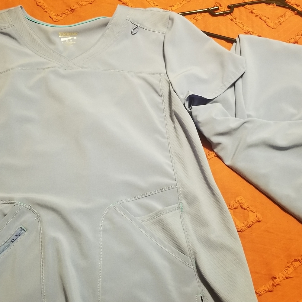 Women's scrubs set